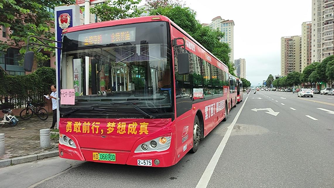 596輛申龍純電動公交車護航廣西學(xué)子追夢之路